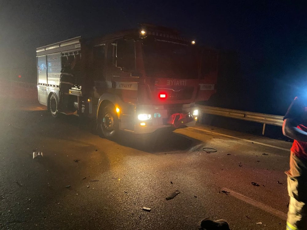 Susurluk’ta katliam gibi kaza! TIR’a çarpan otomobilden kurtulan olmadı: Emniyet şeridinde 4 hayat söndü