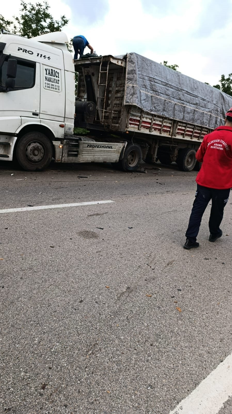 Susurluk’ta katliam gibi kaza! TIR’a çarpan otomobilden kurtulan olmadı: Emniyet şeridinde 4 hayat söndü