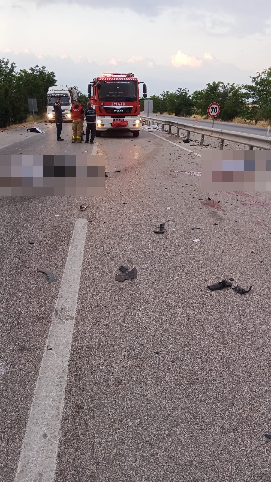 Susurluk’ta katliam gibi kaza! TIR’a çarpan otomobilden kurtulan olmadı: Emniyet şeridinde 4 hayat söndü