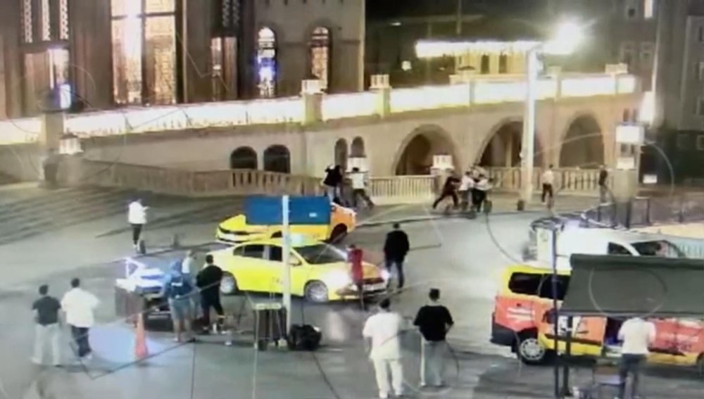 Taksim Meydanı'nda dehşet! 6 kişi, 1 genci döverek öldürdü