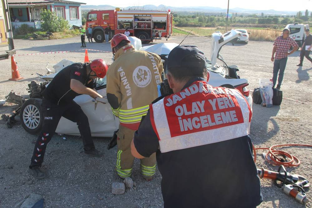 Manisa'da katliam gibi kaza! Baba ve 3 çocuğu hayatını kaybetti