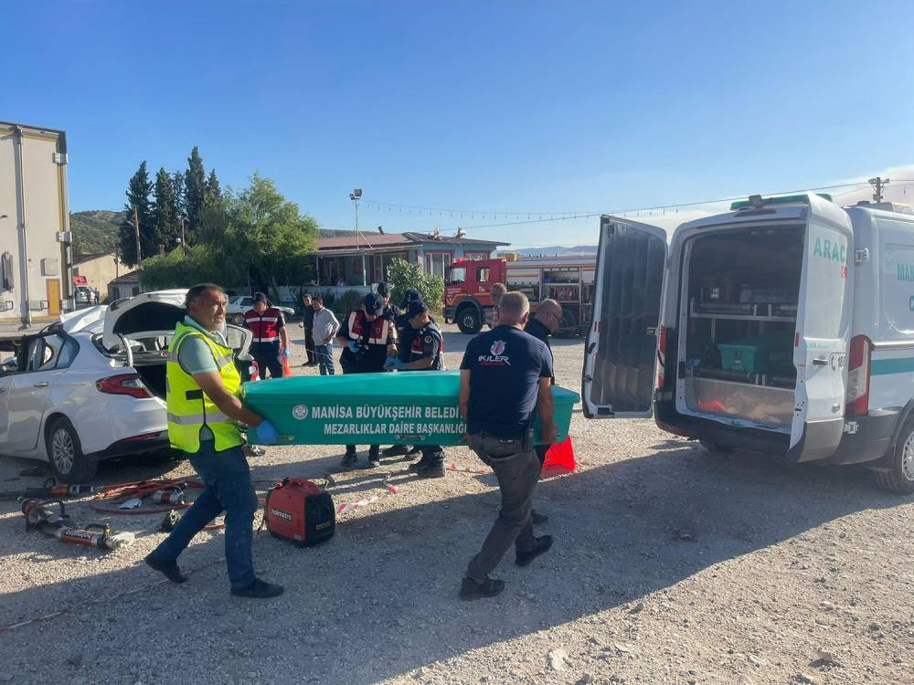 Manisa'da katliam gibi kaza! Baba ve 3 çocuğu hayatını kaybetti