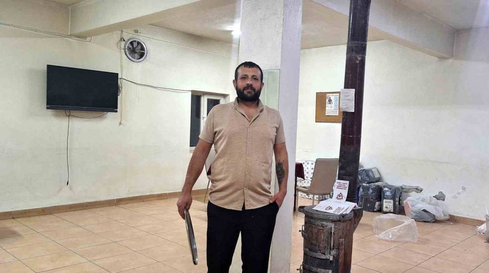 Kırlangıç ailesinin yuvası kahvehane oldu! O anlar yürekleri ısıttı