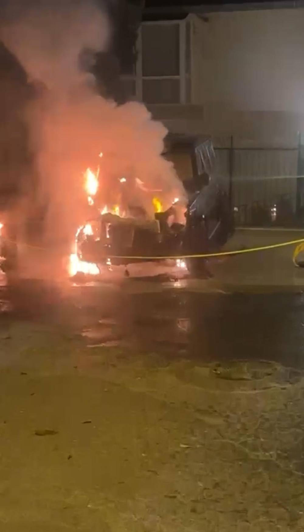 Sosyete semtinde kundakçı terörü! 30 milyonluk cipler cayır cayır yakıldı