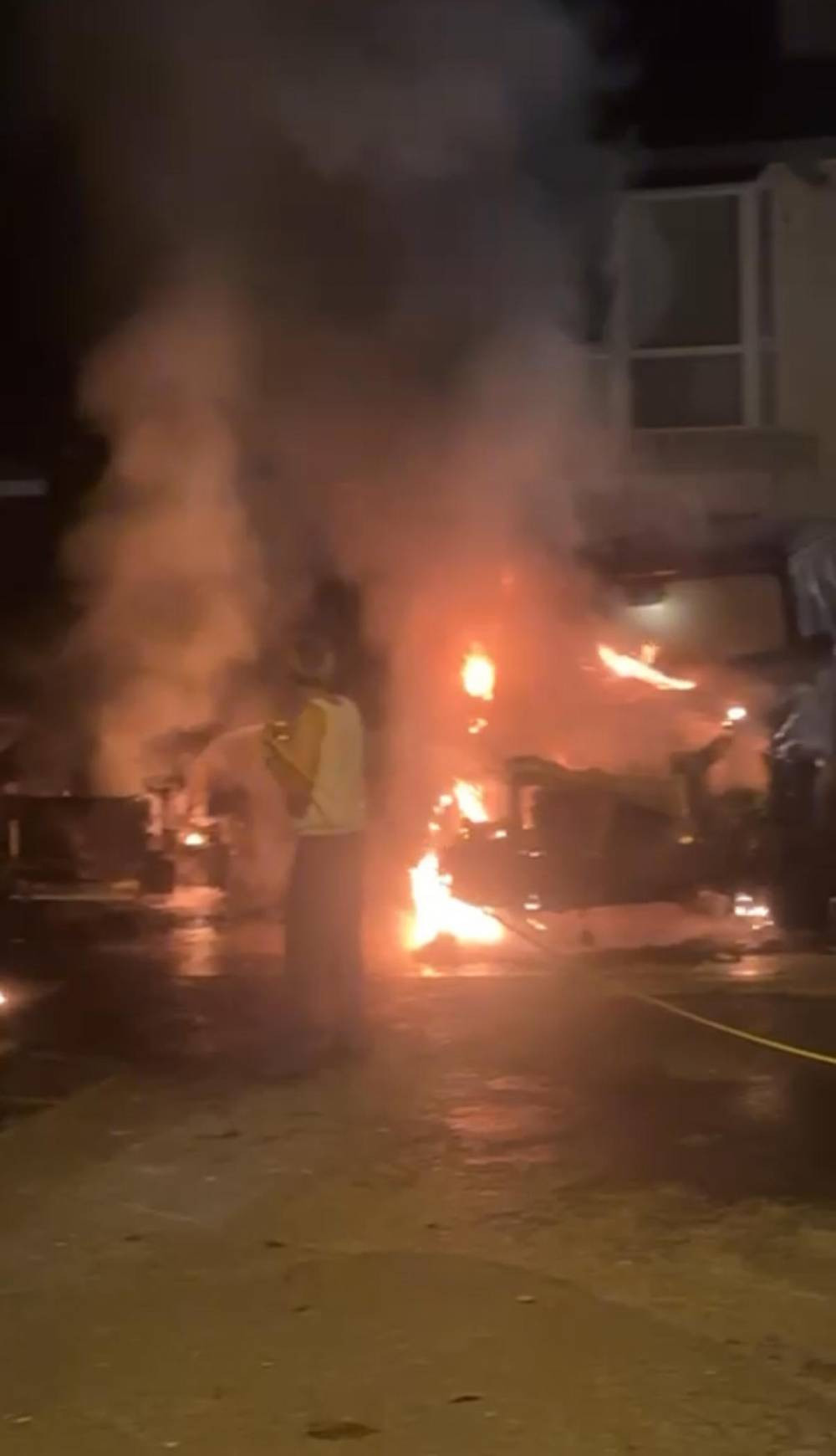 Sosyete semtinde kundakçı terörü! 30 milyonluk cipler cayır cayır yakıldı