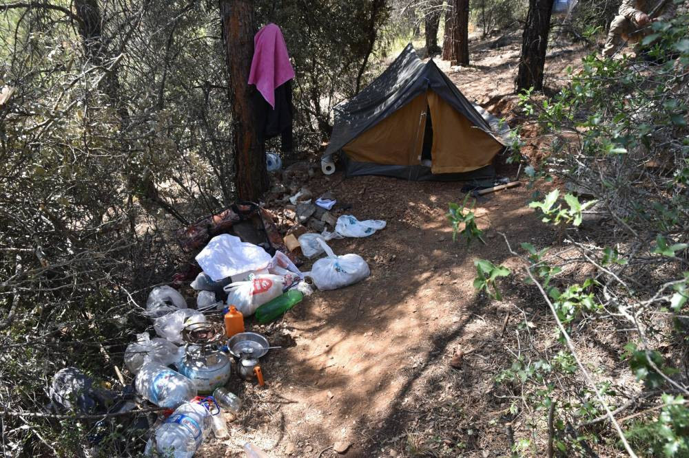 Suç makinesini komandolar yakaladı! Dağda Robinson Crusoe hayatı yaşadı: Sulama sistemi ve ayı kapanı tuzağı kurdu