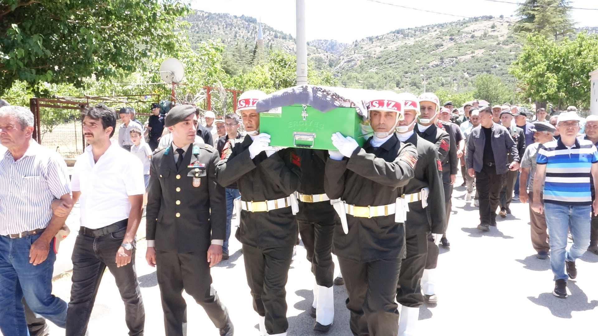 sehit-annesinin-vasiyeti-yerine-getirildi-sevincbey-koyunde-duygusal-toren-yenicag-2.jpg