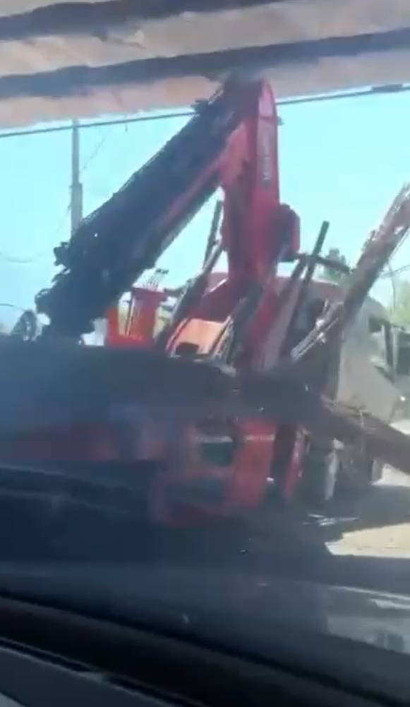 Tır alt geçide takıldı! Trafik felç oldu!