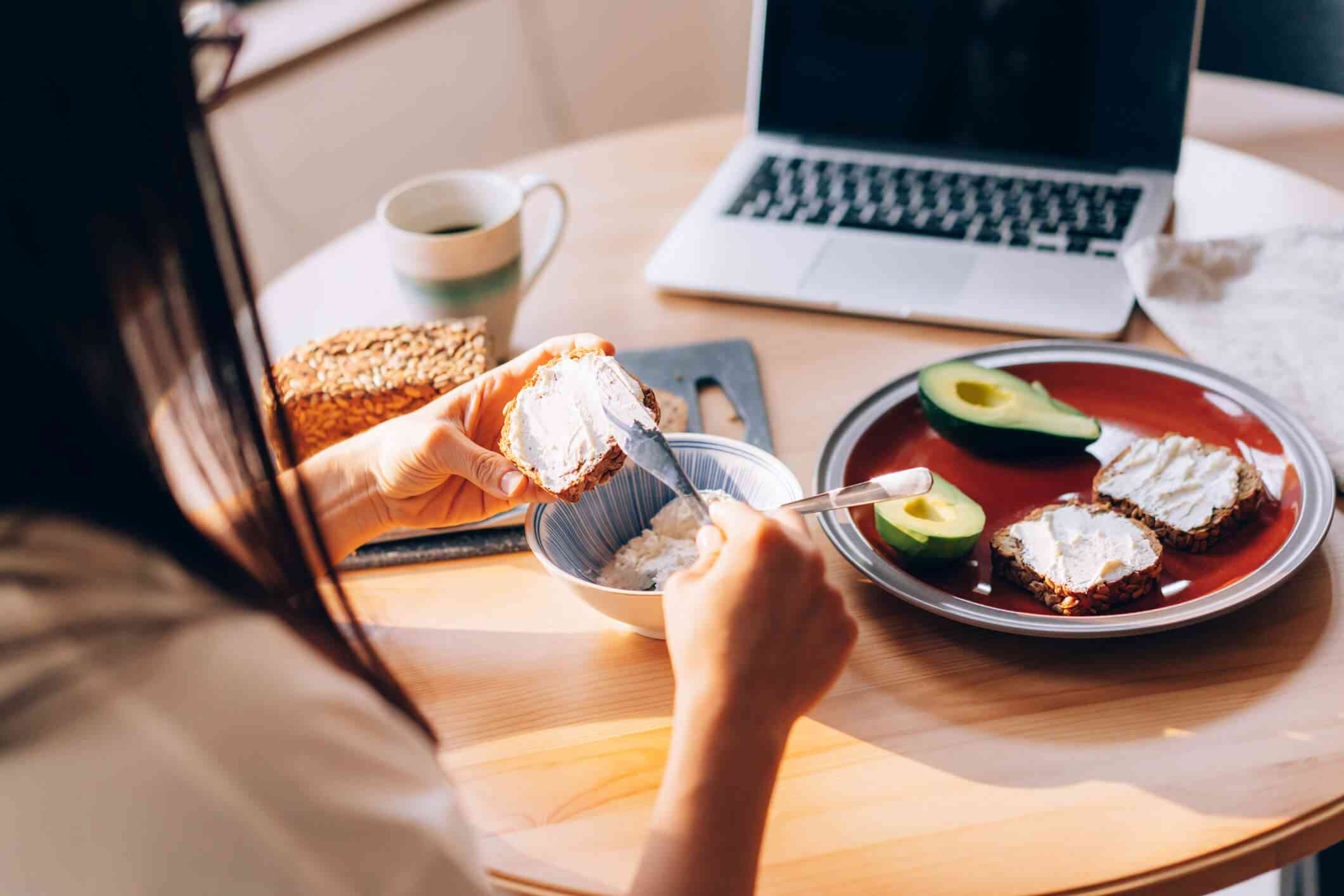 c19b5eadf6c9fe78dfe5527a1c2e241d-close-up-of-a-healthy-breakfast-in-front-of-a-laptop-l.jpg
