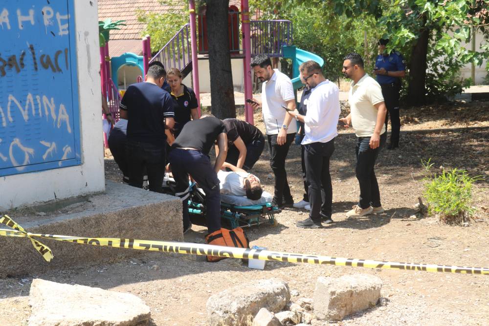 Çocuk parkında dehşet! Alacak verecek meseli kanlı bitti