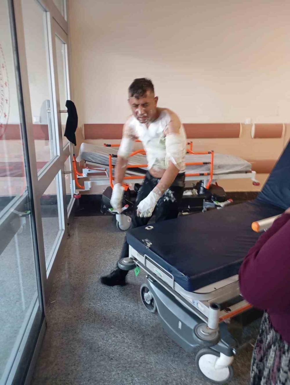 Engelli vatandaşa arazide dehşeti yaşattı: Benzin döküp diri diri yaktı!