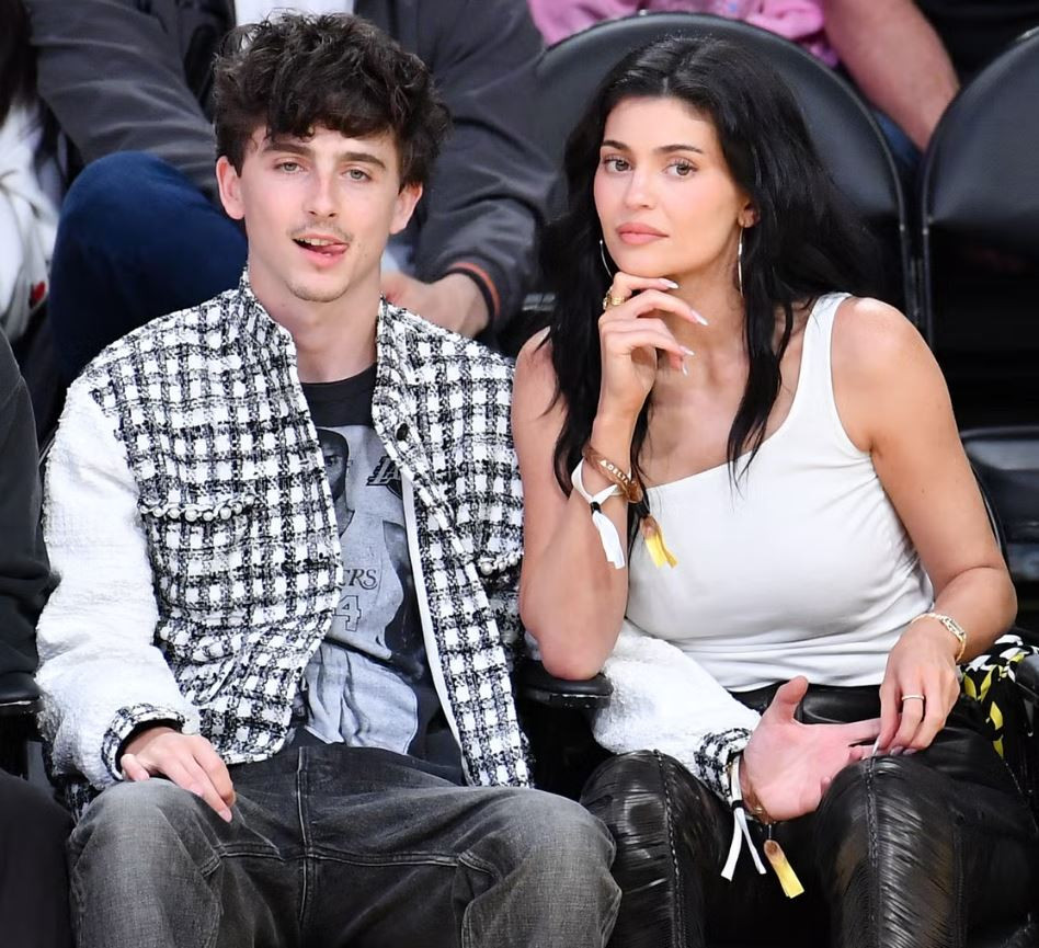 jenner-ve-chalamet-saint-tropezde-paparazzilere-yakalandi-yenicag-8.jpg