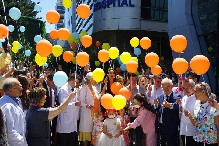 Kanser hastalığına yakalanmıştı Türkiye’de şifa buldu!  Küçük Zeine balonlarla Kazakistan’a uğurlandı