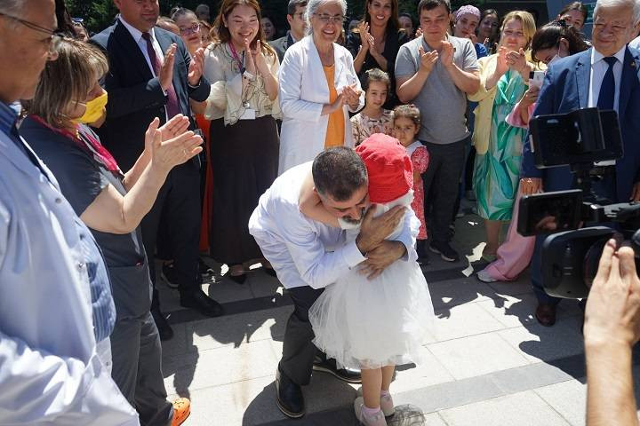 Kanser hastalığına yakalanmıştı Türkiye’de şifa buldu!  Küçük Zeine balonlarla Kazakistan’a uğurlandı