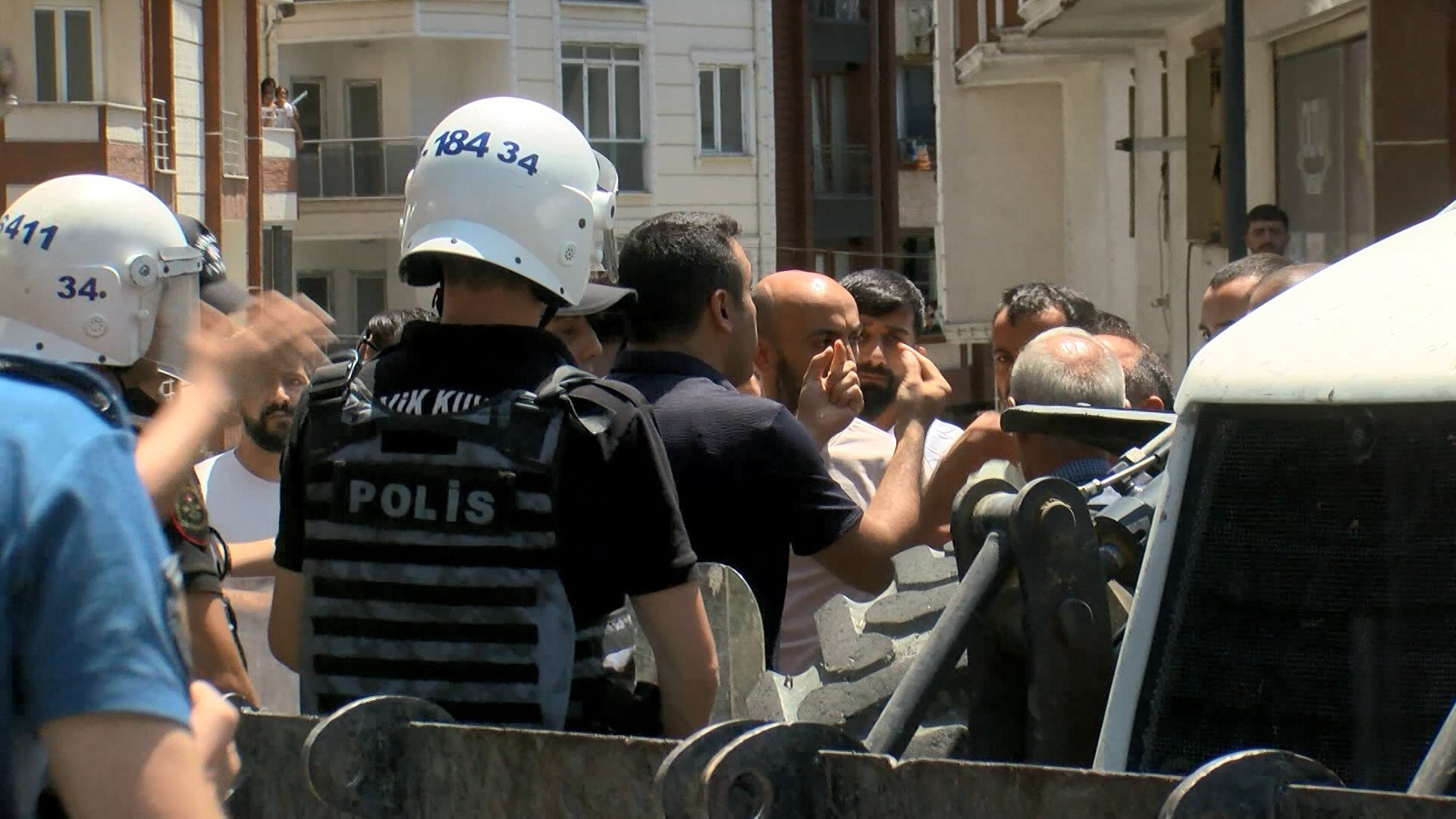 istanbul-esenyurtta-yikim-sirasinda-z-808565-239441.jpg
