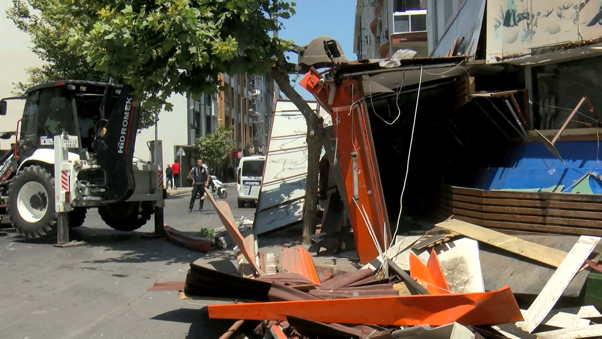 istanbul-esenyurtta-yikim-sirasinda-z-808568-239441.jpg