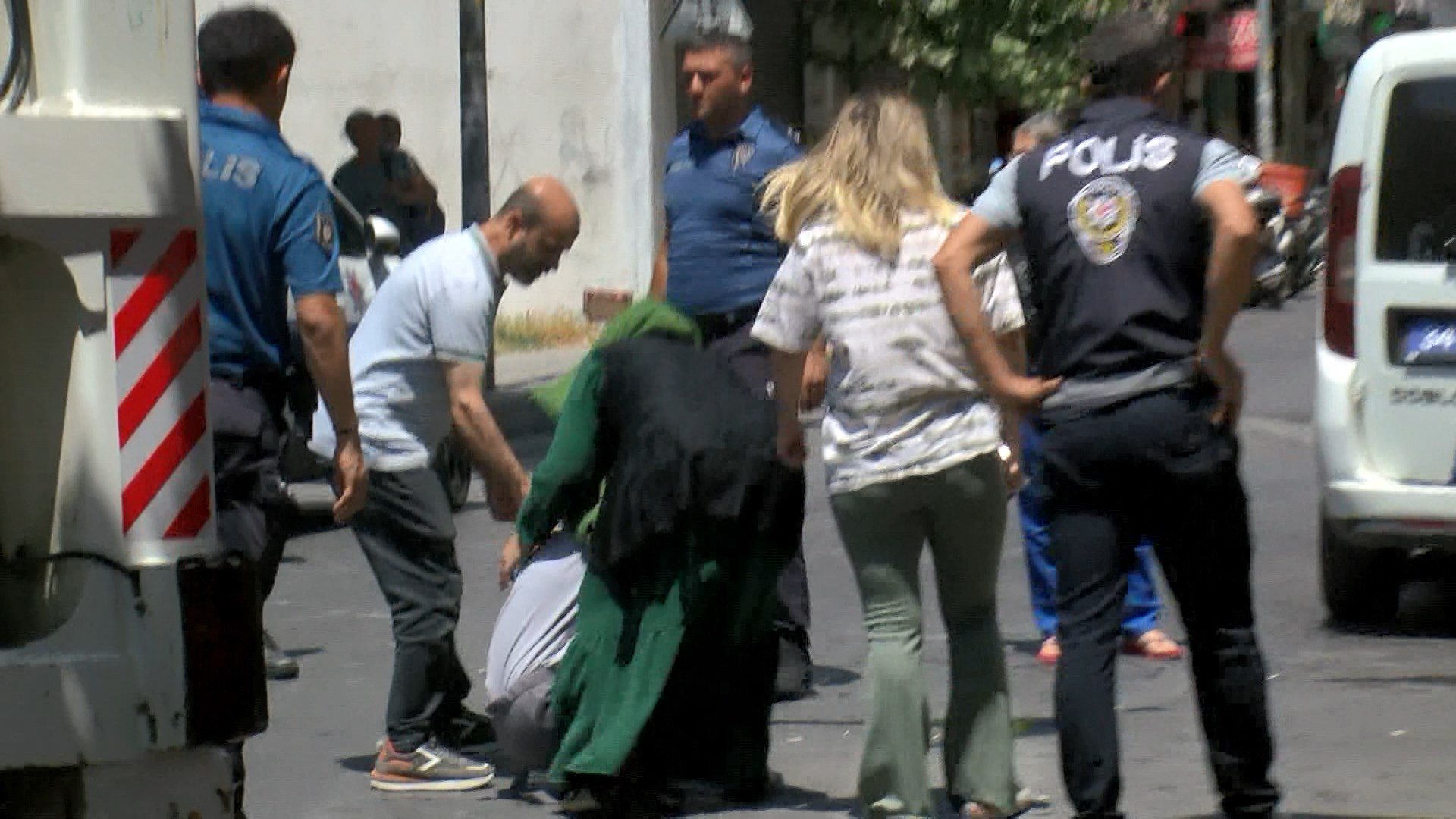 istanbul-esenyurtta-yikim-sirasinda-z-808570-239441.jpg