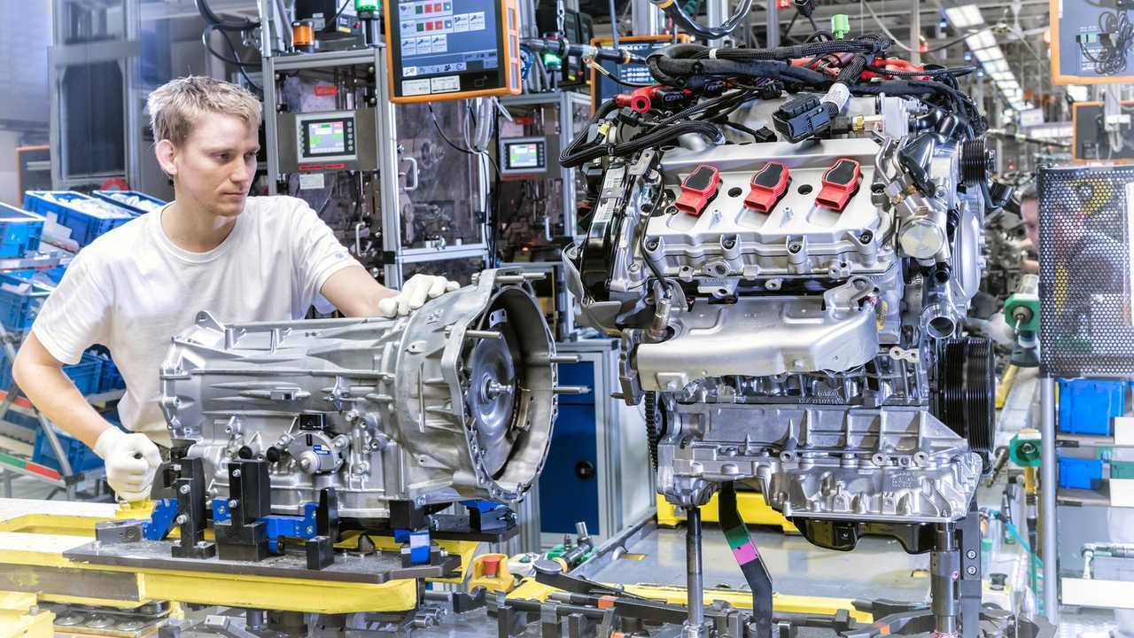 vw-touareg-production-engine-assembly-bratislava-plant.jpg