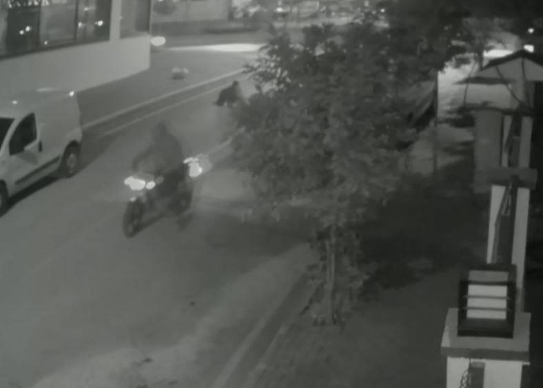 Adana’da kapkaç dehşeti! Kadın metrelerce sürüklendi