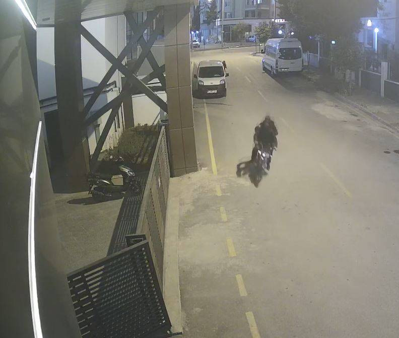 Adana’da kapkaç dehşeti! Kadın metrelerce sürüklendi