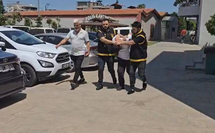 Adana’da kapkaç dehşeti! Kadın metrelerce sürüklendi