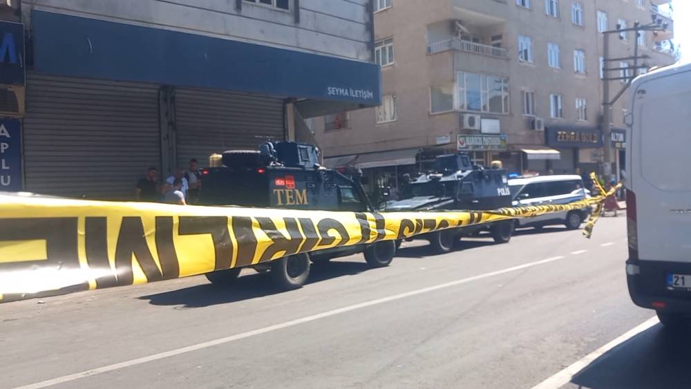 Diyarbakır’da şok saldırı! Polislere pompalı tüfekle ateş etti