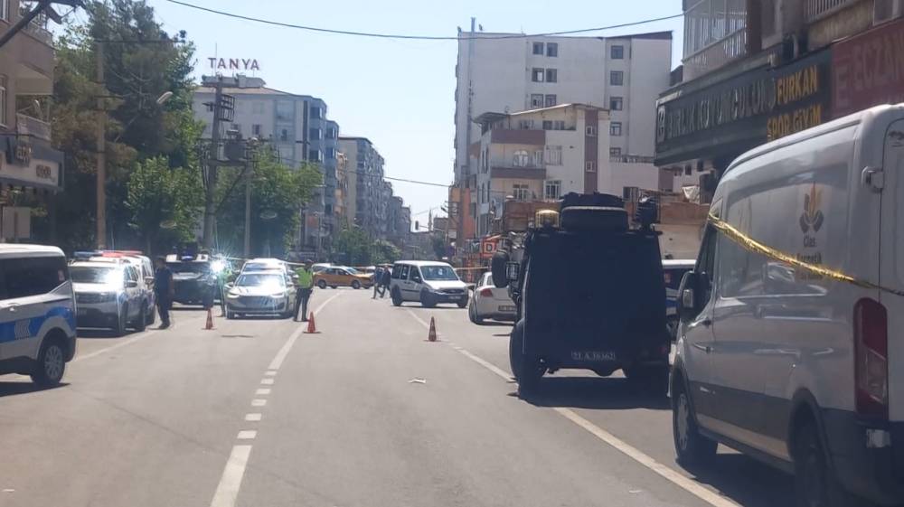 Diyarbakır’da şok saldırı! Polislere pompalı tüfekle ateş etti