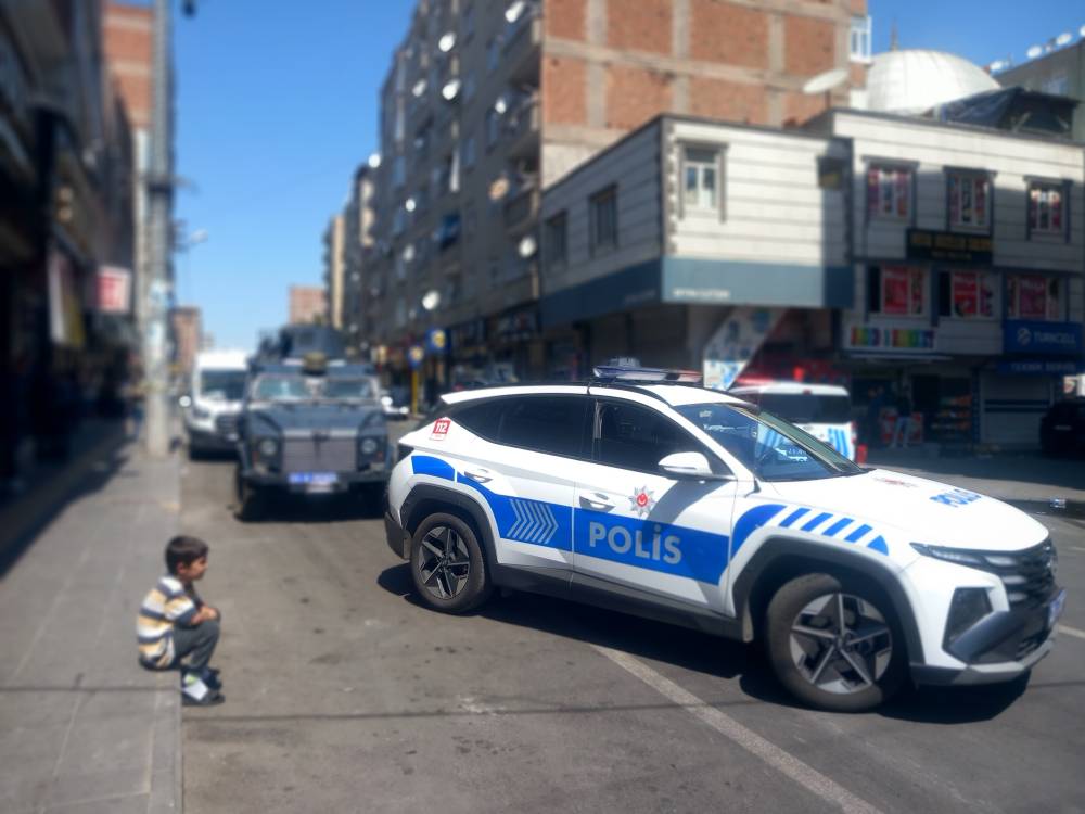 Diyarbakır’da şok saldırı! Polislere pompalı tüfekle ateş etti