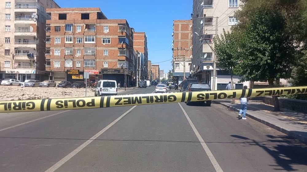 Diyarbakır’da şok saldırı! Polislere pompalı tüfekle ateş etti