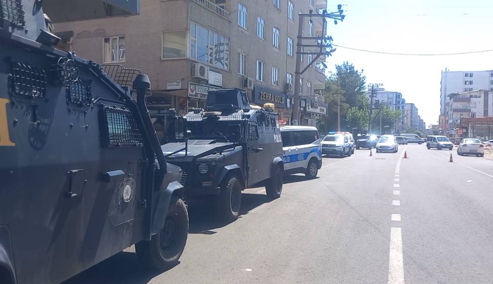 Diyarbakır’da şok saldırı! Polislere pompalı tüfekle ateş etti
