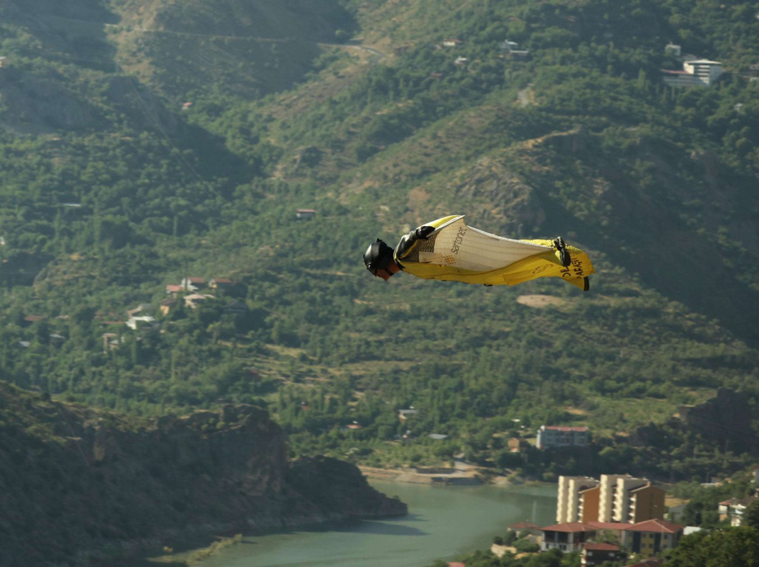 hizi-220-kilometreye-ulasan-wingsuit-atl-811656-240363.jpg