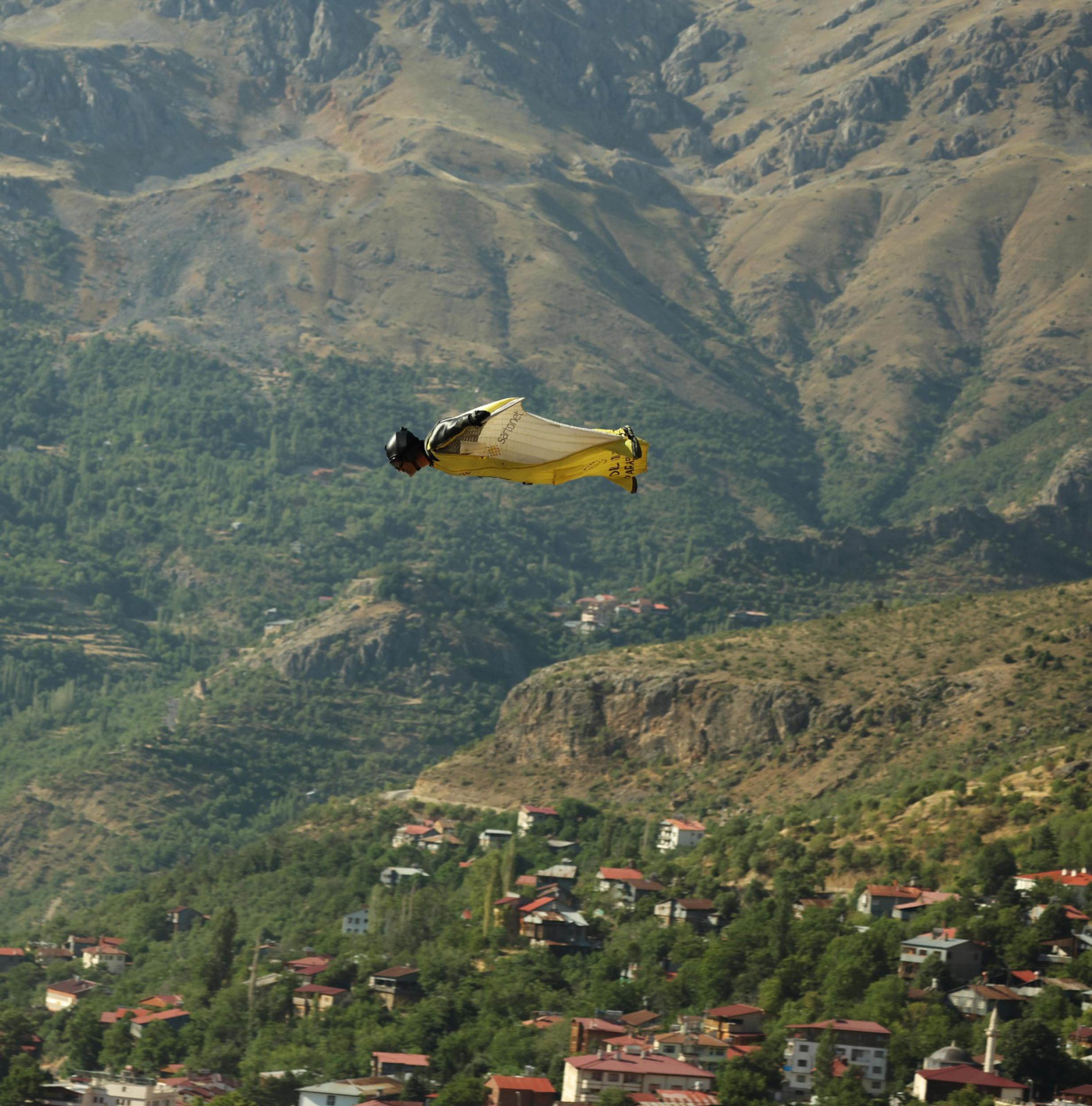 hizi-220-kilometreye-ulasan-wingsuit-atl-811658-240363.jpg