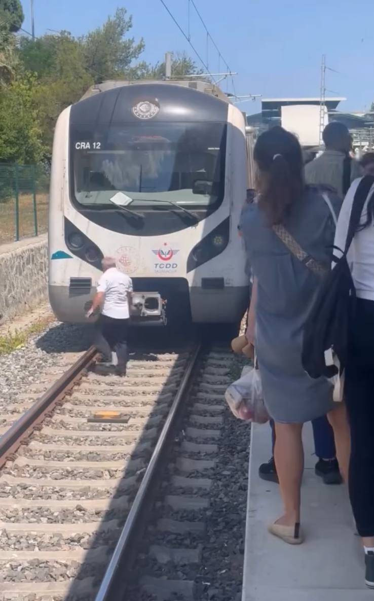 Makinist onu görünce ani frene bastı! Marmaray’da sefer durdu