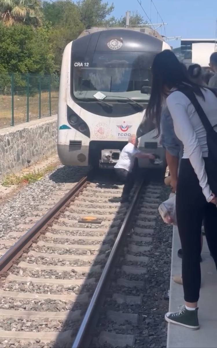 Makinist onu görünce ani frene bastı! Marmaray’da sefer durdu