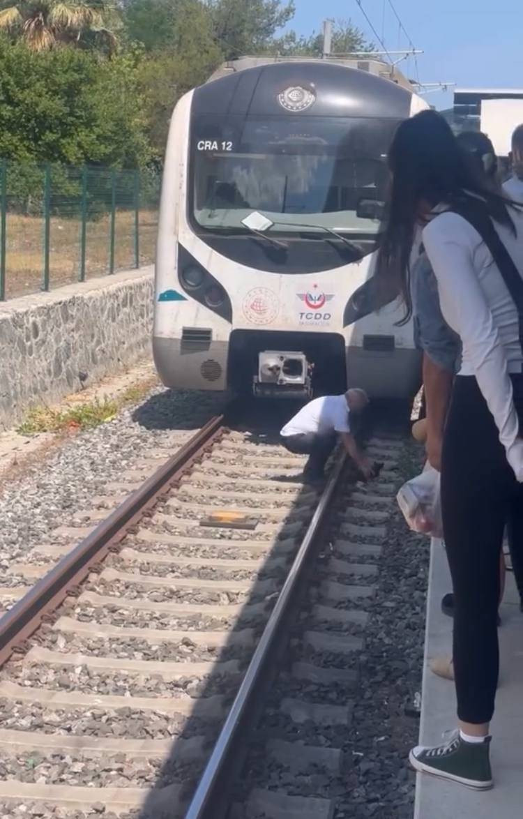 Makinist onu görünce ani frene bastı! Marmaray’da sefer durdu