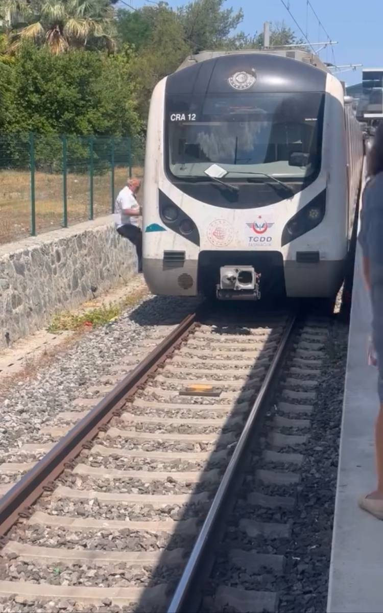 Makinist onu görünce ani frene bastı! Marmaray’da sefer durdu