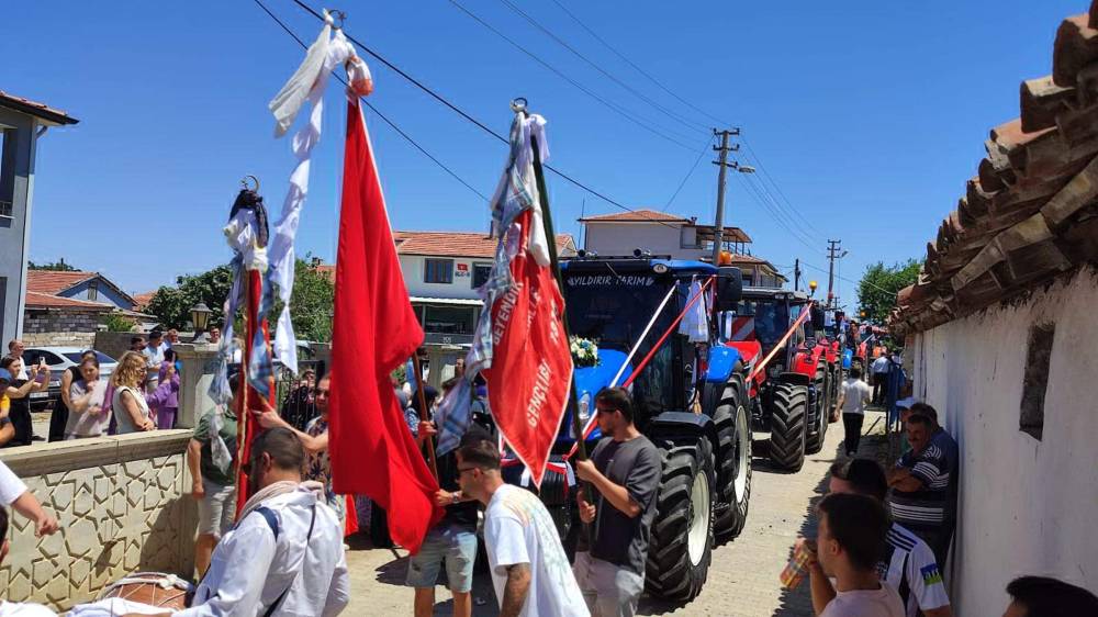 Çiftçilerden traktörle düğün şöleni!