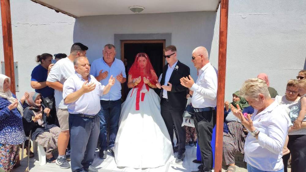 Çiftçilerden traktörle düğün şöleni!