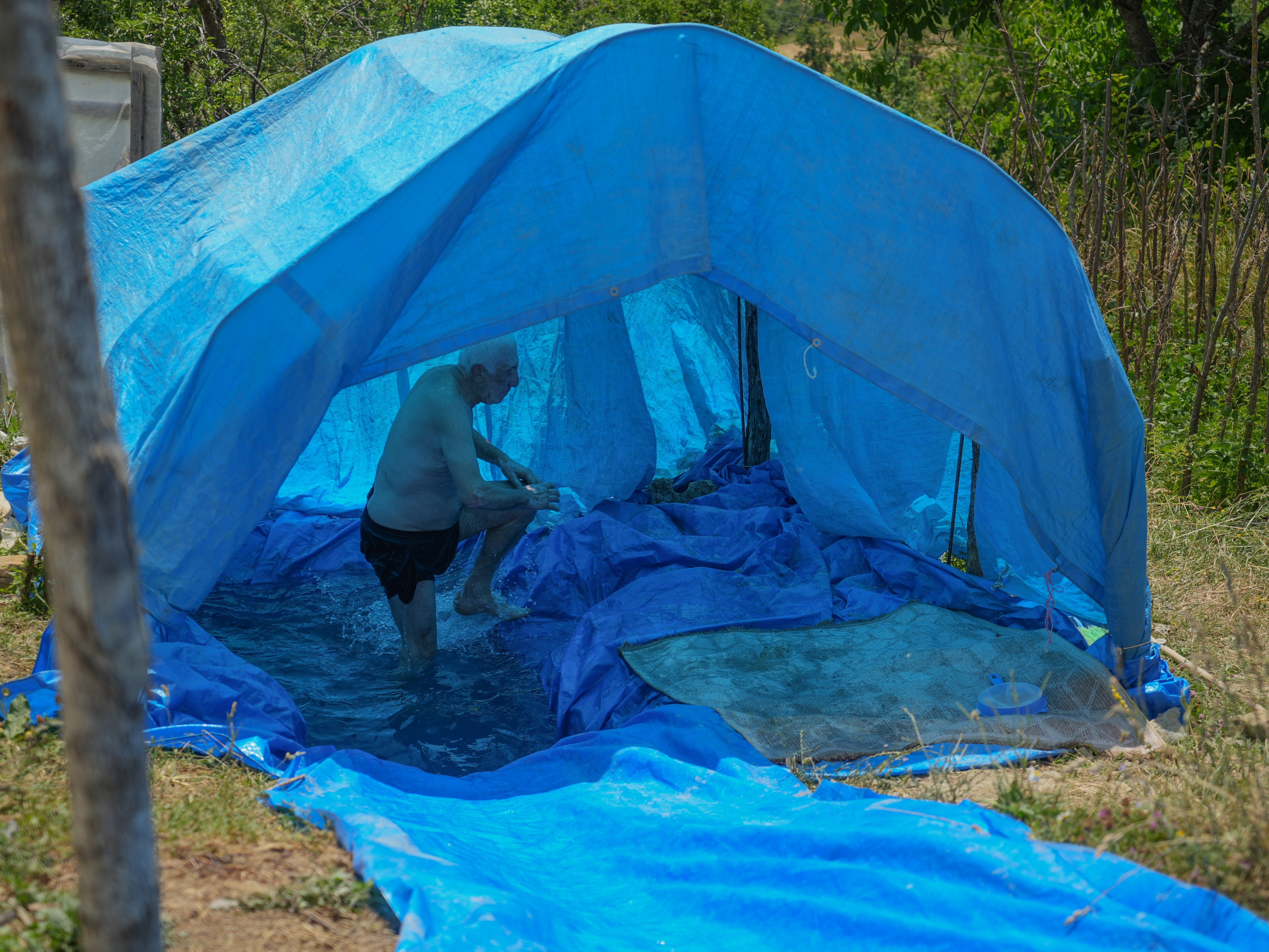 dededen-yaz-sicagina-zekice-fikir-torunu-icin-koyde-aquapark-yapti-15-milyon-izlendi-yenicag-5.jpg