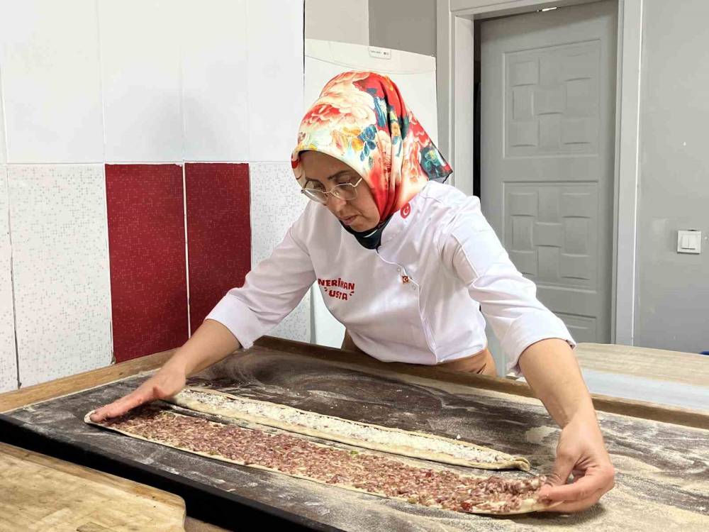Etli ekmek kadın ustanın elinde lezzet buluyor