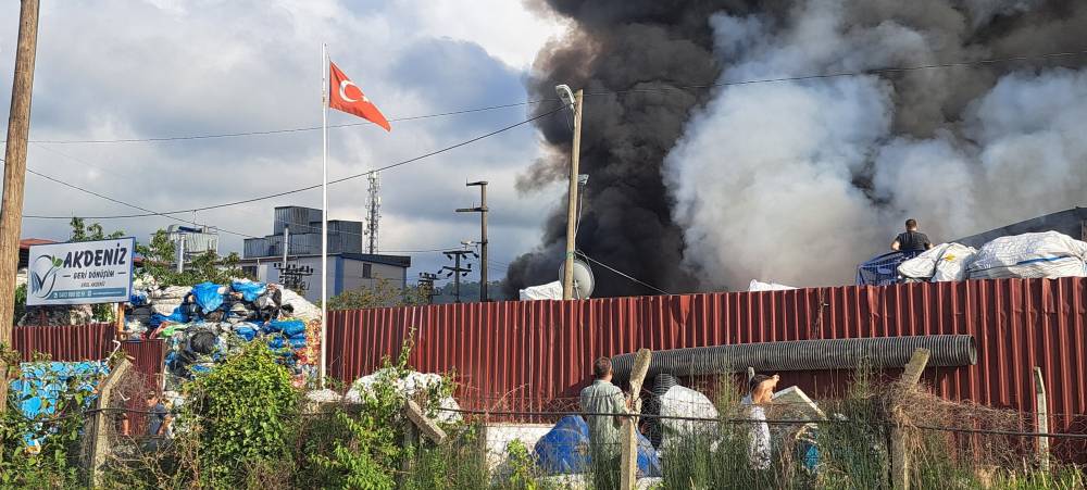 Geri dönüşüm tesisinde büyük yangın: Ordu itfaiyesi seferber oldu!
