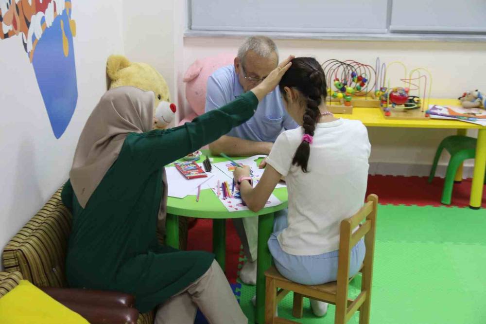 Gözyaşlarınızı tutamayacaksınız... Koruyucu aile düşünmeden cevap verdi! Çocuğun ‘özel’ olduğu anlaşılınca...