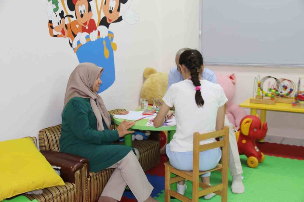 Gözyaşlarınızı tutamayacaksınız... Koruyucu aile düşünmeden cevap verdi! Çocuğun ‘özel’ olduğu anlaşılınca...