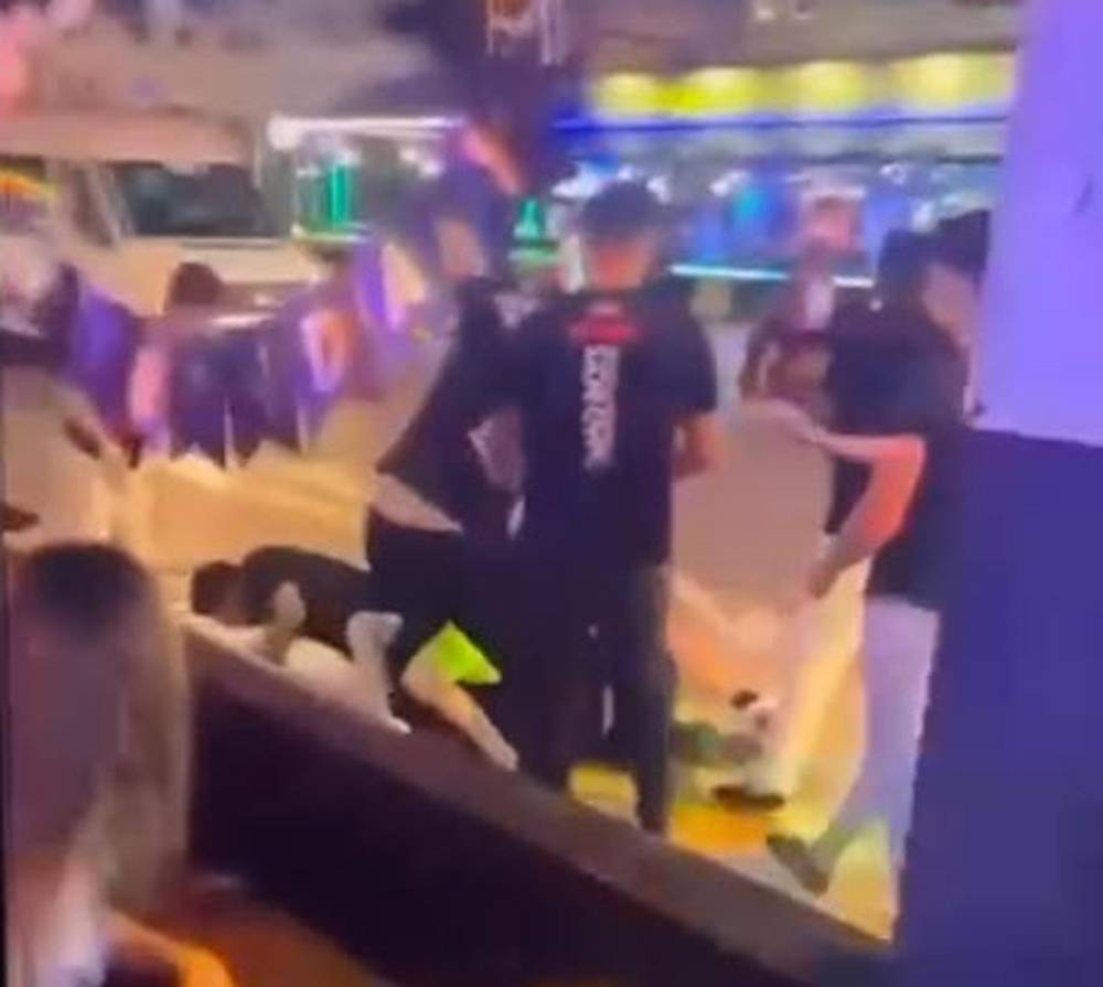 Hesaplar yumruklarla ödendi! Turistlere şok oldu