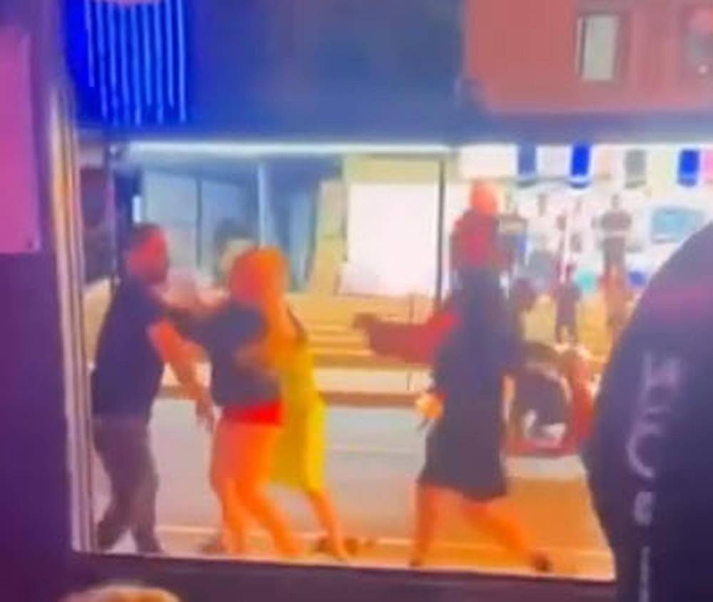 Hesaplar yumruklarla ödendi! Turistlere şok oldu