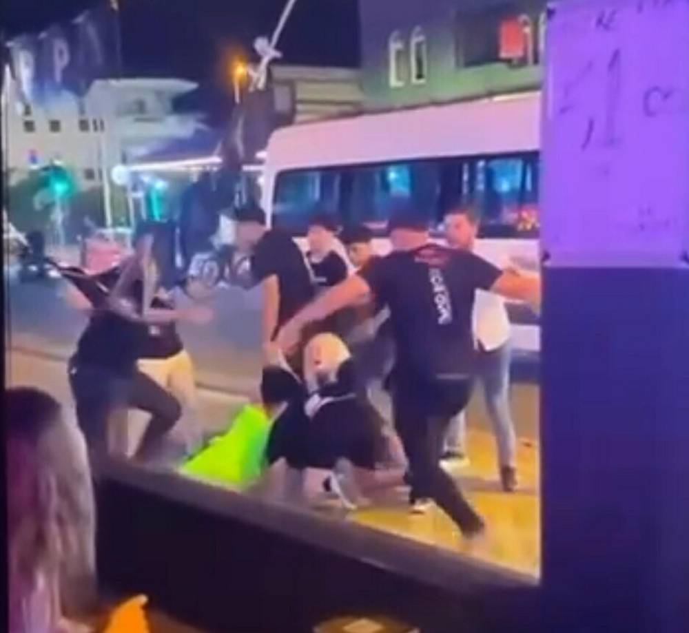 Hesaplar yumruklarla ödendi! Turistlere şok oldu