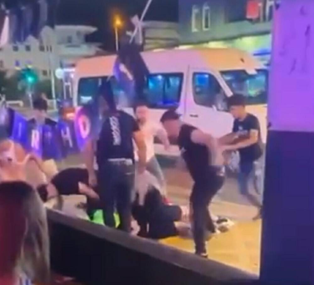 Hesaplar yumruklarla ödendi! Turistlere şok oldu