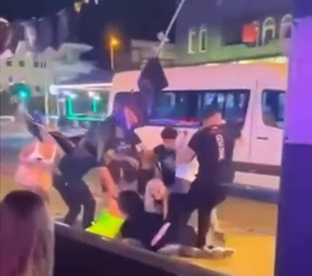Hesaplar yumruklarla ödendi! Turistlere şok oldu