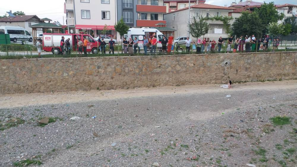 Kedi kurtarma operasyonu derede bitti