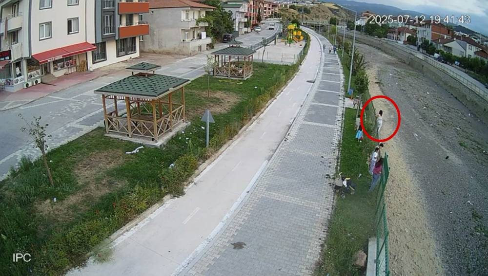 Kedi kurtarma operasyonu derede bitti